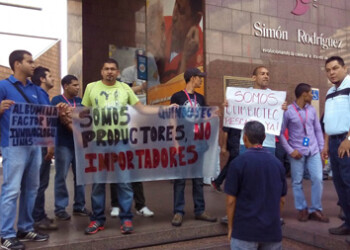 Trabajadores entregaron un documento al ministro de Ciencia y Tecnología.