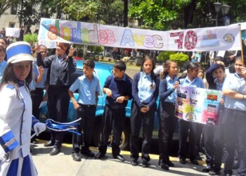 Con pancartas alegóricas, los alumnos pertenecientes a los colegios católicos celebraron el aniversario de la AVEC