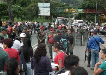 Se amotinaron de vivir como camellos