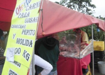 Bajo la lluvia dominical los clientes tequeños hicieron su cola para adquirir carne