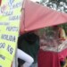Bajo la lluvia dominical los clientes tequeños hicieron su cola para adquirir carne