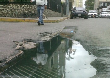 La alcantarilla de la calle Carabobo tiene años en mal estado