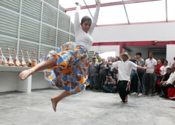 Distintos grupos culturales se presentaron para oficializar la inauguración de la escuela
