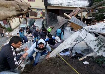 Rescatistas, bomberos, militares y voluntarios realizaban tareas de búsqueda y rescate de desaparecidos entre los escombros