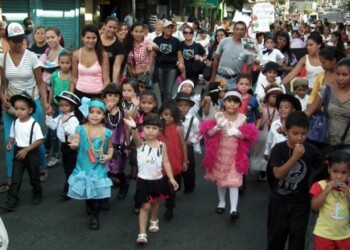 Estudiantes de las diferentes instituciones mirandinas caminaron el centro de la ciudad como tributo a sus 238 años