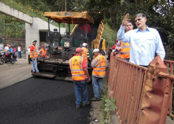Cinco kilómetros serán asfaltados en la primera etapa de recuperación de la carretera vieja Caracas- Los Teques, anunció el coordinador del Fondo Nacional de Transportistas y candidato que encabeza la lista por el PSUV en Miranda a la Asamblea Nacional, Haiman El Troudi.