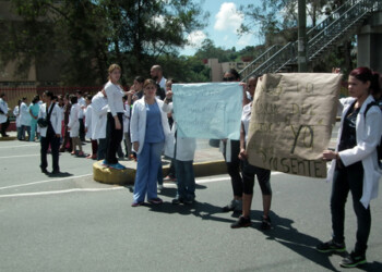 Por segundo día consecutivo  enfermeros, médicos, obreros y pacientes del nosocomio local tomaron las calles de Los Teques para exigir mejores en dicha institución.