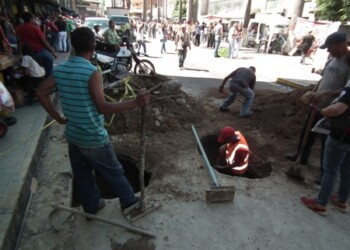 Trabajadores rompieron la calle para conseguir el bote de aguas negras que afecta a la zona