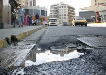Labores de rompimiento en la calle derivaron en el mega hueco que retrasa el flujo vehicular en la avenida
