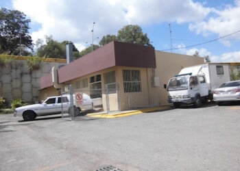Familiares se apostaron en la medicatura forense, esperando la entrega del cadáver del joven