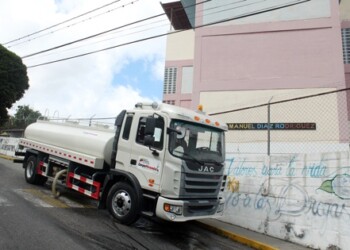 El camión cisterna surtió a la escuela con 10 mil litros de agua ayer y no se suspendió la jornada de la tarde