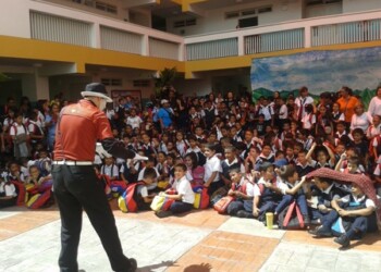 Los estudiantes de la institución estuvieron atentos ante cada una de las presentaciones teatrales