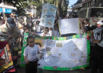 Con pancartas y mensajes alegóricos, los estudiantes de las instituciones presentes caminaron para difundir la consciencia ambientalista.