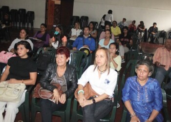 Atento durante las presentaciones estuvo el público presente en la Sala Leoncio Martínez de la Casa de la Cultura