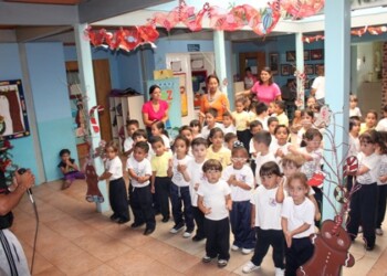 Los niños movieron el esqueleto durante toda la bailoterapia aniversaria del preescolar