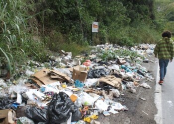 Los bordes de la carretera se han convertido en un vertedero de basura