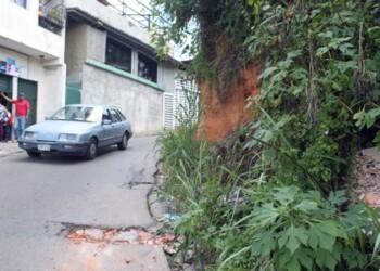 Vecinos exigen una ampliación en la vía para evitar las colas que se forman en la comunidad