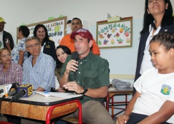 El gobernador, junto a Delsa Solórzano y Juan Fernández, hizo el balance de los trabajos realizados, en medio del gabinete escolar