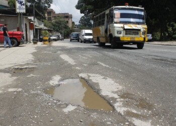 Esquivar un hueco en la avenida significa estar expuesto a un accidente de tránsito