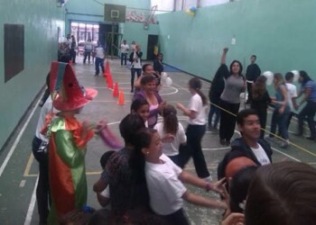 Durante la mañana de ayer, los alumnos del colegio compartieron un ameno rato en compañía de sus familiares