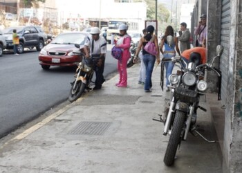 La acera son los nuevos puestos de estacionamiento para los motorizados de la capital mirandina