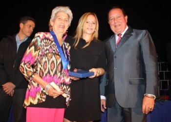 El alcalde de Carrizal entregó la orden ‘‘Hijo Ilustre de Carrizal a Panchita de Pérez, fundadora de la región