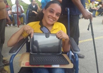 Ortega Sanoja entregó las tablets a los estudiantes de las distintas carreras impartidas por la universidad