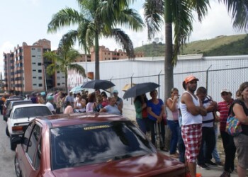 La cola se extendió a lo largo de todo el día en las afueras del establecimiento comercial