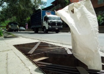 Las alcantarillas son el gran enemigo de los vehículos que ingresan a la comunidad