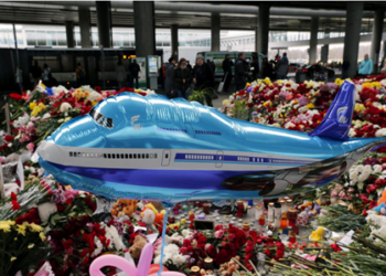 Altar en memoria de las víctimas del siniestro del Airbus A321 de MetroJet en el Sinaí montado en el aeropuerto Pulkovo de San Petersburgo