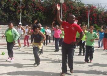 Diversas escuelas y residentes de la ciudad se conglomeraron en las adyacencias de la plaza del Metro Guaicaipuro. ARCHIVO