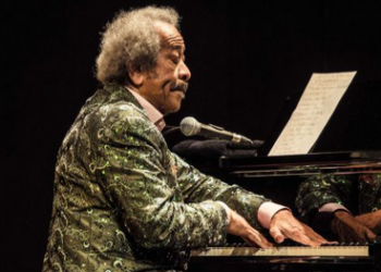 Pianista, cantante y, sobre todo, compositor, arreglista y productor, Toussaint firmó también discos como solista