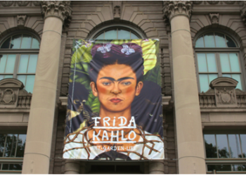 La exposición presentó una réplica del jardín de Kahlo, una constante en su obra y lleno de diferentes tipos de flores y plantas