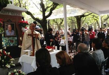 Si bien la mayoría de los presentes eran familiares y amigos cercanos de Chespirito, en la ceremonia no faltaron seguidores del actor mexicano.