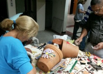 Alumnos del taller están fajados con las nuevas habilidades para trabajar con cerámica
