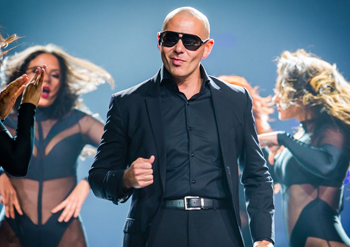 El popular artista de origen cubano Pitbull desvelará el próximo 15 de julio la estrella con su nombre en el célebre Paseo de la Fama de Hollywood de Los Ángeles.ARCHIVO