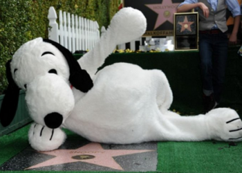 Snoopy recibió este lunes su estrella en el Paseo de la Fama de Hollywood
