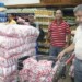 Clientes lograron llevarse su respectiva bolsa tras horas de cola