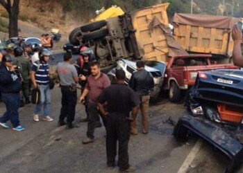 El fuerte siniestro ocurrido en horas de la tarde de ayer en el que se involucraron al menos ocho vehículos, en mayoría con perdida total, causó un fuerte retraso vehicular en la carretera Panamericana.