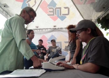 Personal del CNE instruyó a los presentes sobre como ejercer su derecho al voto