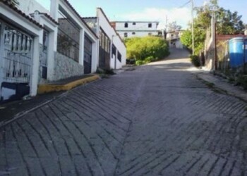 Tres cuartos de hora tardan en abordar un autobús que los lleve a Guaremal