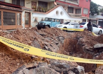 El hueco que Hidrocapital abrió para inspeccionar la tubería no ha sido refaccionado y la calle esta peor que nunca