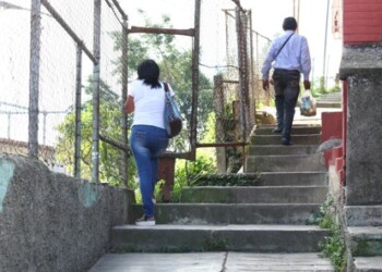 La tubería rota ha ido deteriorando hasta las escaleras del sector