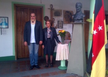 La presidenta de la Sociedad Bolivariana durante la ofrenda floral