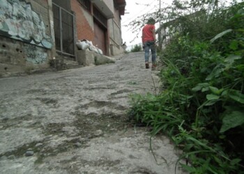 Peatones se han caído en su tránsito por el callejón gracias a la gran cantidad de huecos