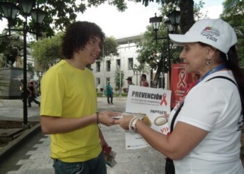Los voluntarios de la jornada estuvieron repartiendo preservativos e información preventiva a los transeúntes