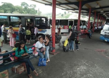 La cola de usuarios aumenta con el pasar de los días