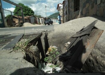 Alcantarillas en mal estado son un punto difícil de esquivar para los choferes del sector