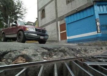 Reducir la velocidad para pasar la alcantarilla levantada es el causante de muchos atracos en la zona