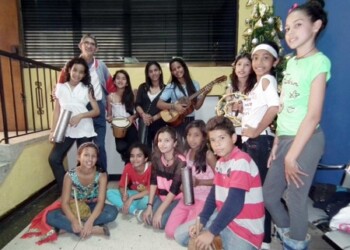 Una representación de la escuela de música se acercó a la sede del Diario La Región para una muestra de todo su talento